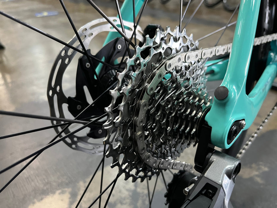 Bianchi Oltre XR4 Disc SRAM Rival AXS Profile Design GMR 38 Carbon Wheels