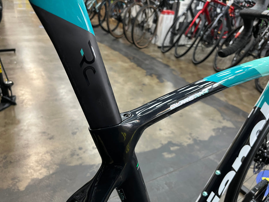 Bianchi Oltre XR4 Disc SRAM Rival AXS Profile Design GMR 38 Carbon Wheels