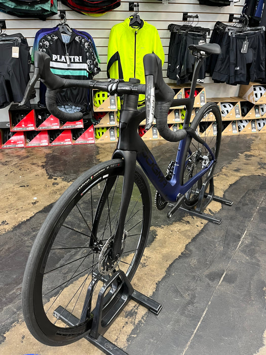Pinarello Dogma F Disc SRAM Red eTap AXS w/ Vision 35 Wheels