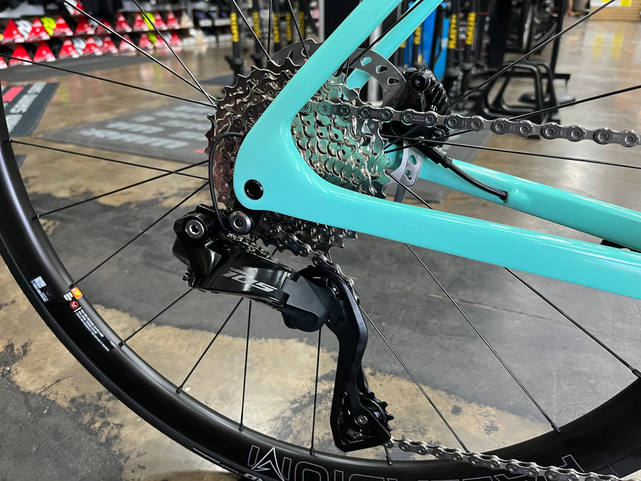Bianchi Specialissima Comp Shimano 105 Di2 - 2025
