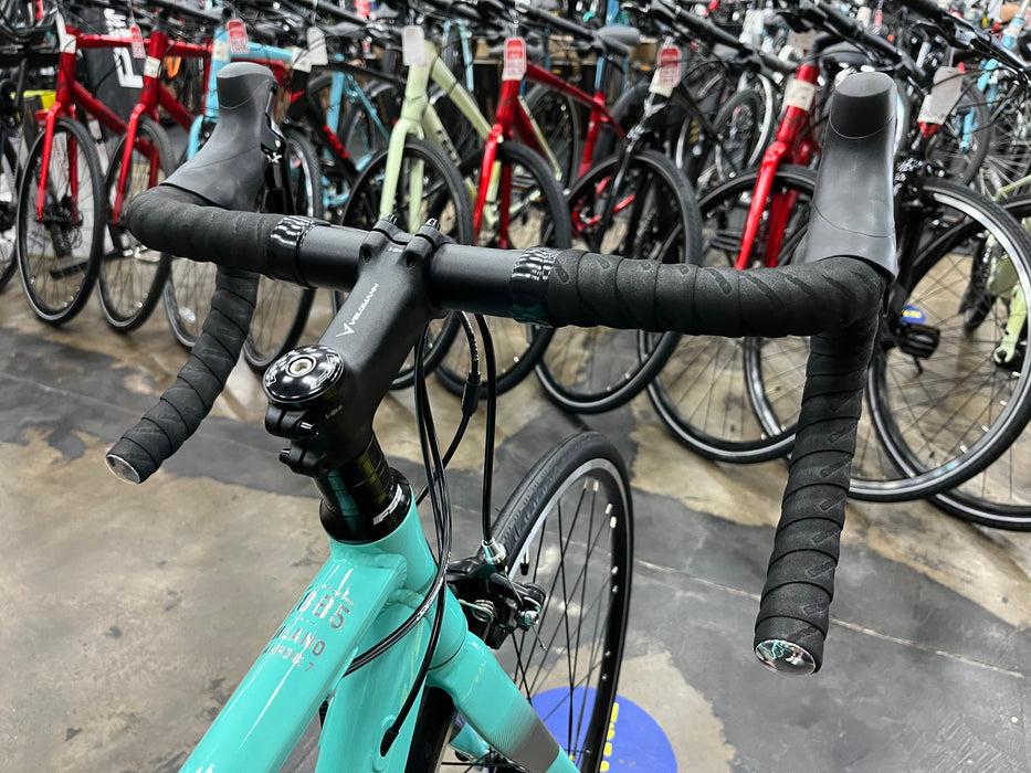 Bianchi Via Nirone 7 Shimano Claris 8-Speed