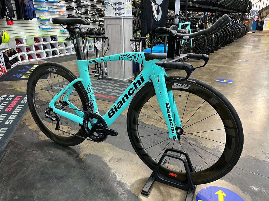 Bianchi Aquila CV Shimano Ultegra Di2 11 Speed - ZIPP 404 Firecrest Wheels - Celeste