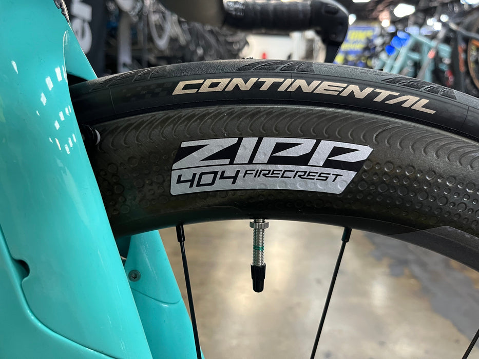 Bianchi Aquila CV Shimano Ultegra Di2 11 Speed - ZIPP 404 Firecrest Wheels - Celeste