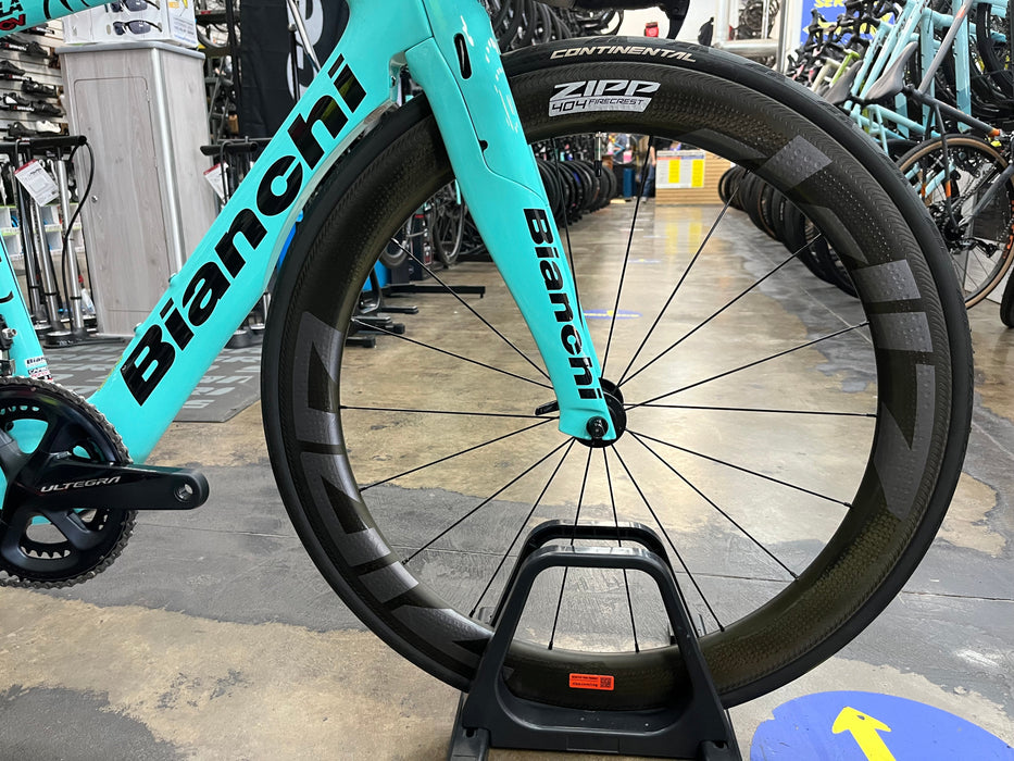Bianchi Aquila CV Shimano Ultegra Di2 11 Speed - ZIPP 404 Firecrest Wheels - Celeste