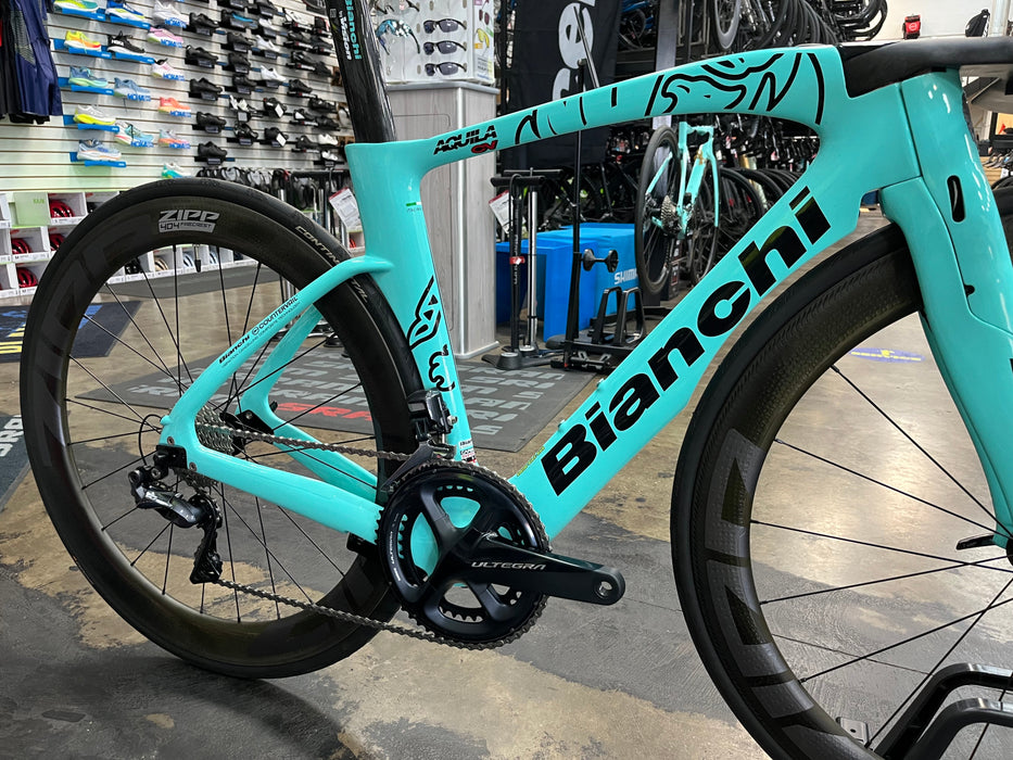 Bianchi Aquila CV Shimano Ultegra Di2 11 Speed - ZIPP 404 Firecrest Wheels - Celeste