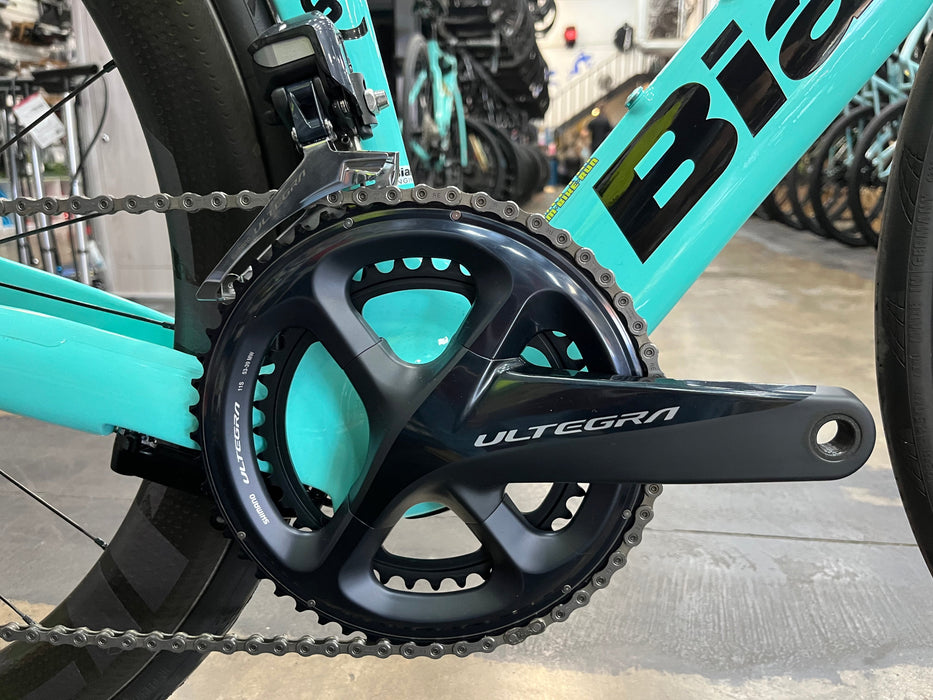 Bianchi Aquila CV Shimano Ultegra Di2 11 Speed - ZIPP 404 Firecrest Wheels - Celeste