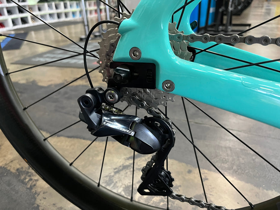 Bianchi Aquila CV Shimano Ultegra Di2 11 Speed - ZIPP 404 Firecrest Wheels - Celeste