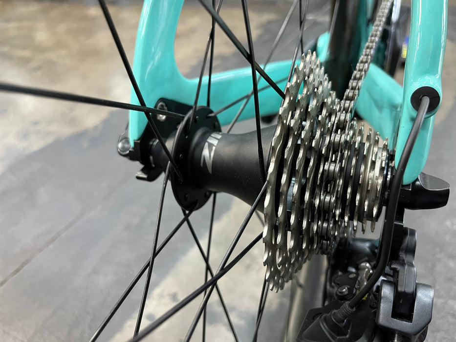 Bianchi Aquila CV Shimano Ultegra Di2 11 Speed - ZIPP 404 Firecrest Wheels - Celeste