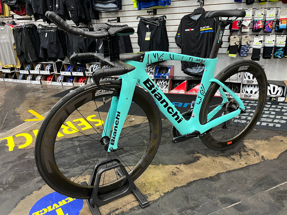 Bianchi Aquila CV Shimano Ultegra Di2 11 Speed - ZIPP 404 Firecrest Wheels - Celeste